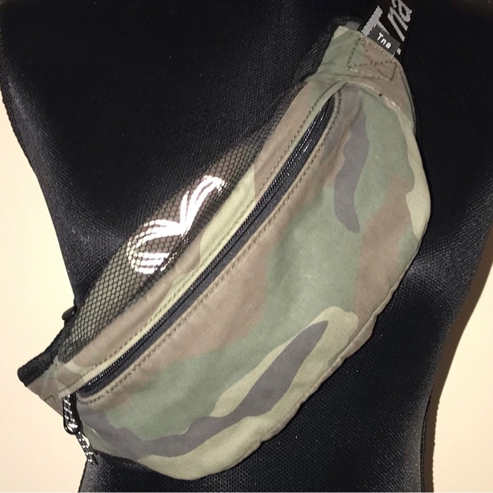 TNA CAMO BELT/CROSSBODY BAG